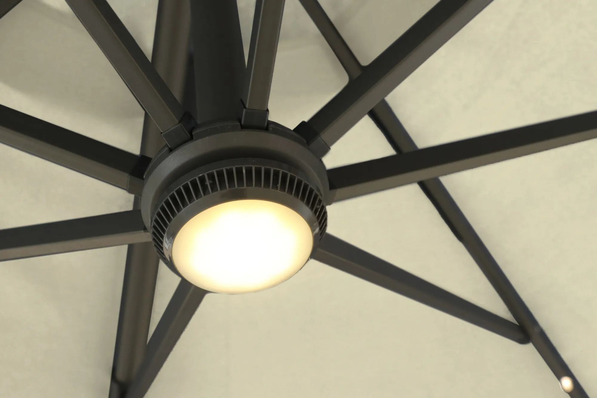 Moreland Roma parasol 360-rotation LED beige 3m